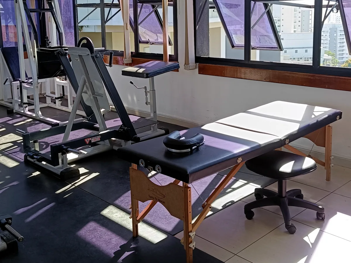 Espaço de fisioterapia da EPrime integrado à área de fortalecimento muscular