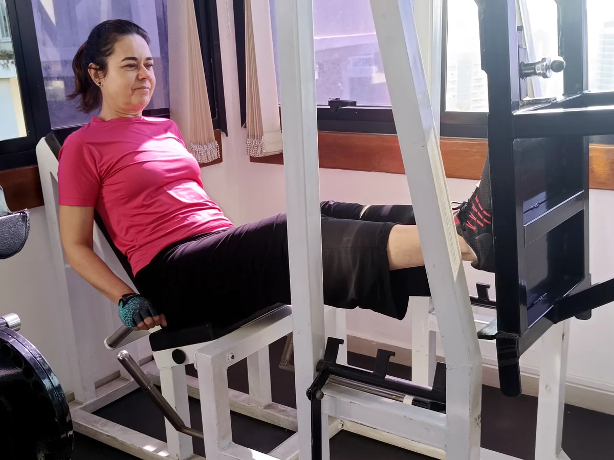 Pessoa realizando leg press em equipamento Biodelta na EPrime