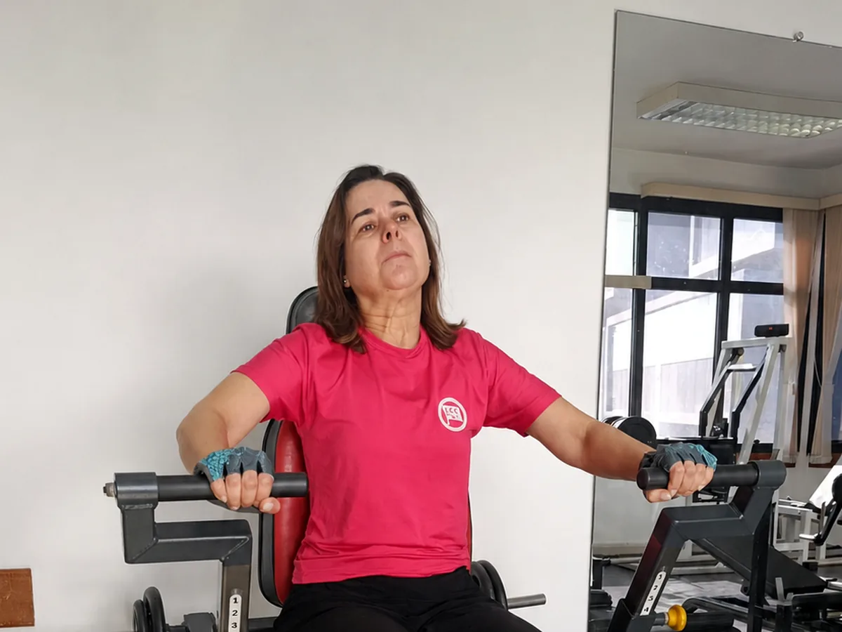 Pessoa realizando press peitoral em equipamento Biodelta na EPrime