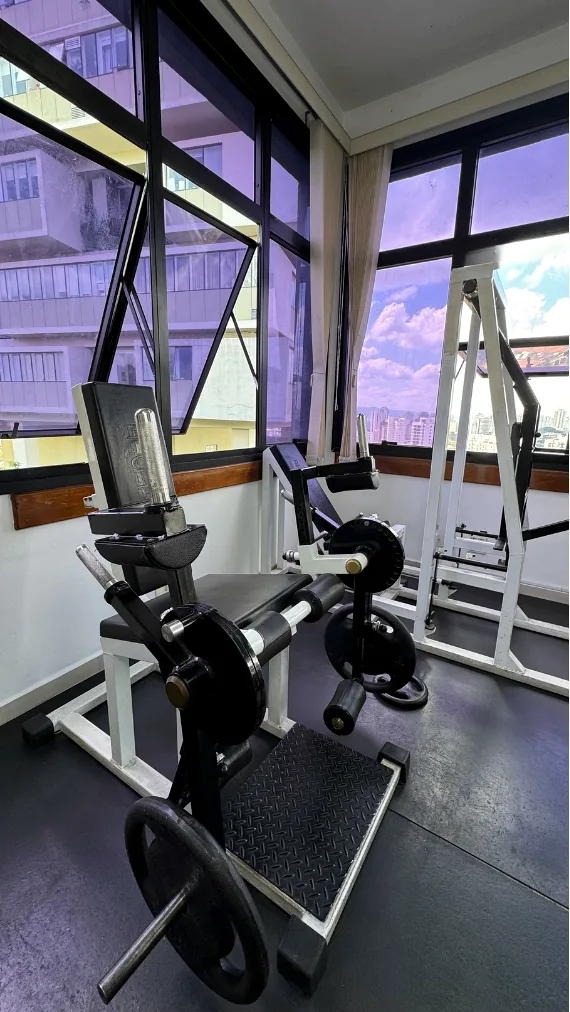 Cadeira flexo-extensora completa utilizada no fortalecimento muscular adaptado