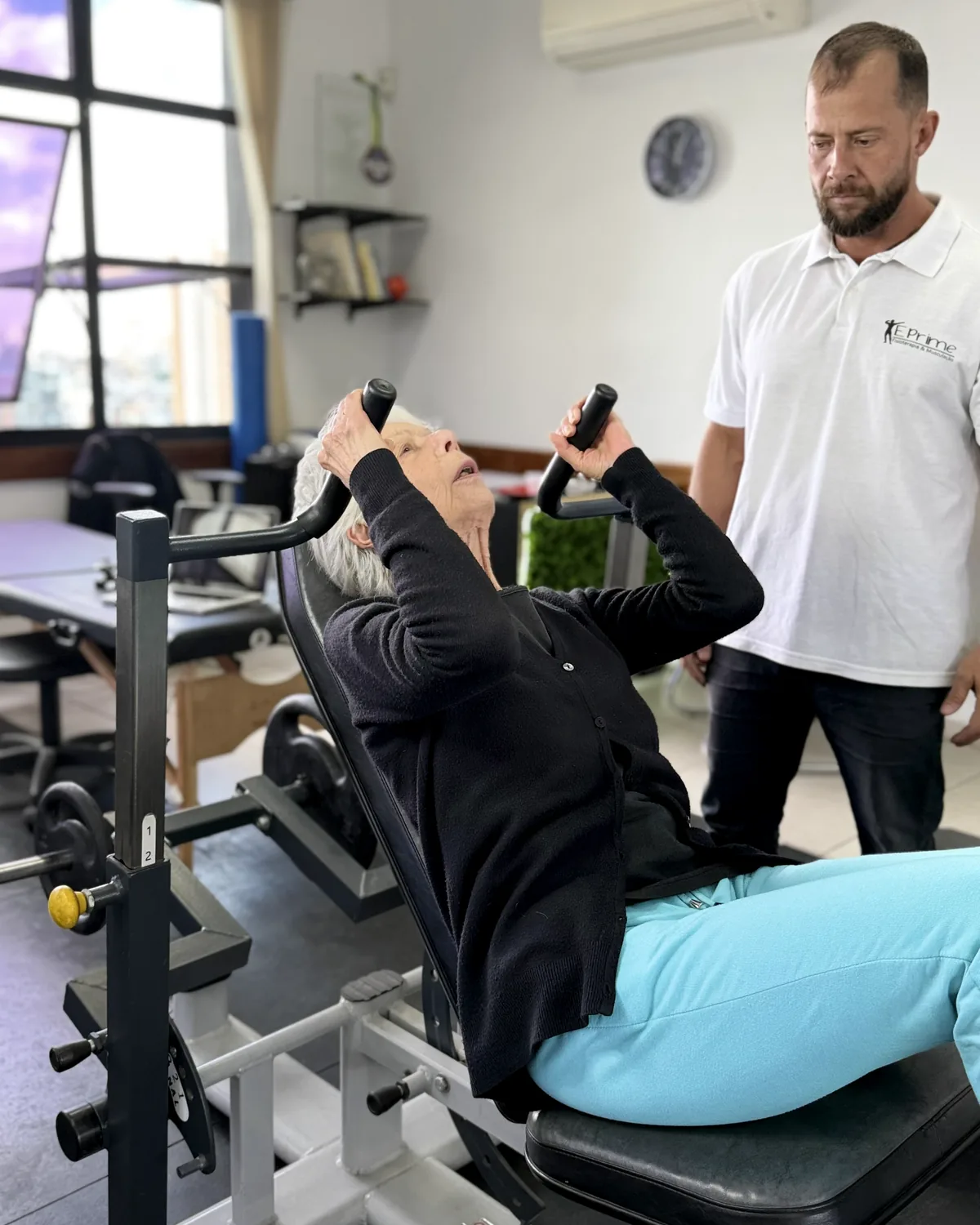 Fábio Eleutério supervisiona exercício de fortalecimento em equipamento Biodelta na EPrime